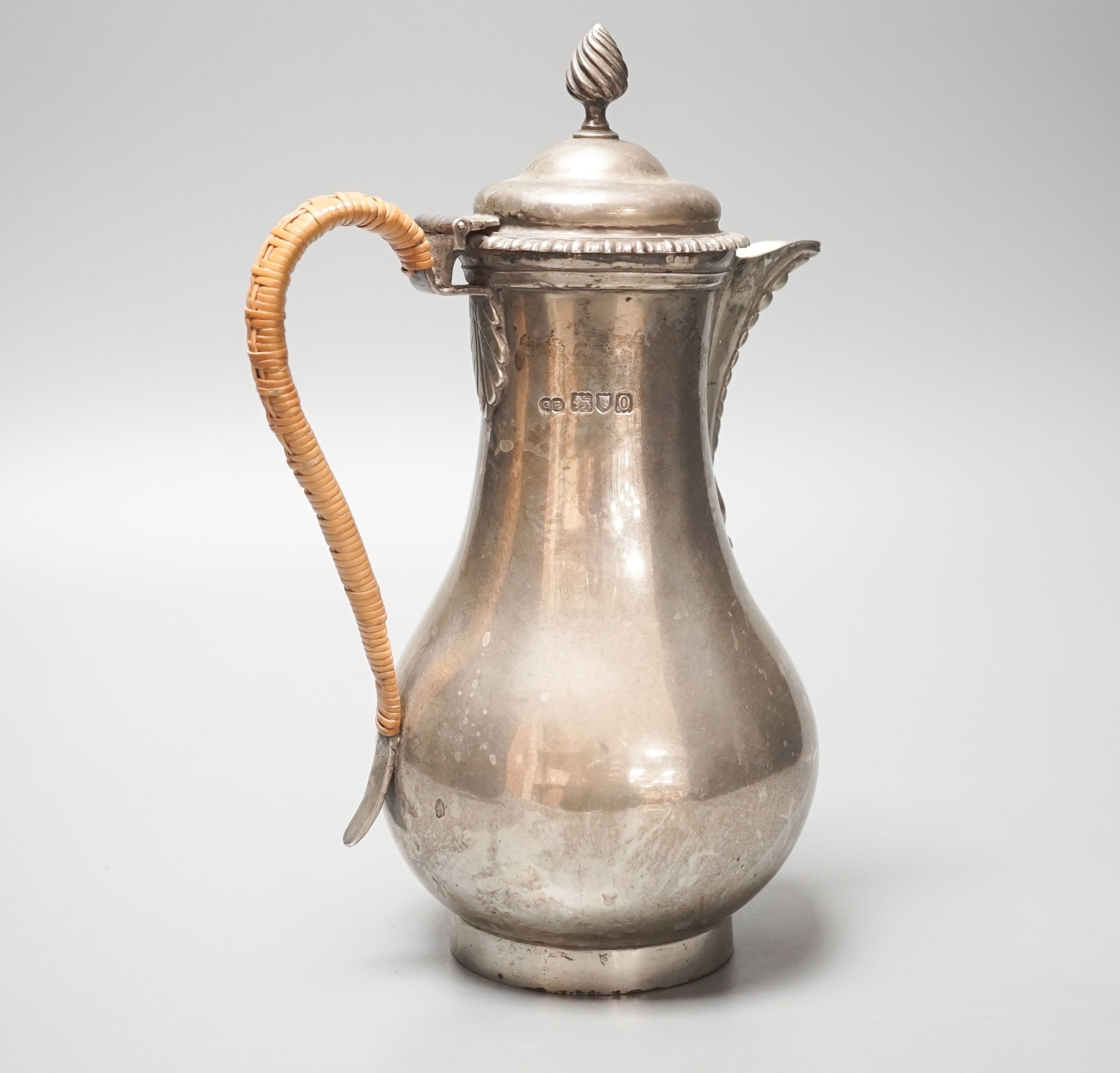 An Edwardian silver baluster hot water jug, George Perkins, London, 1909, height 22.9cm, gross 19.5oz.
